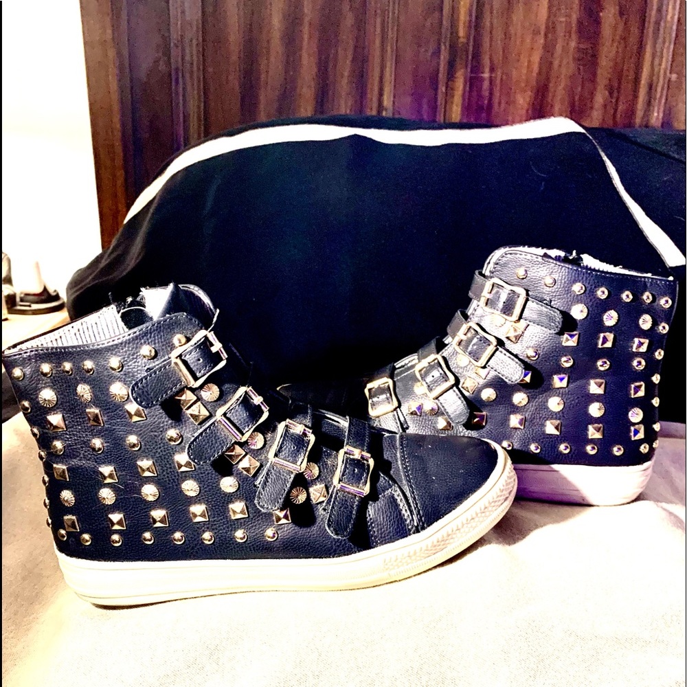 Black high top woman’s shoes